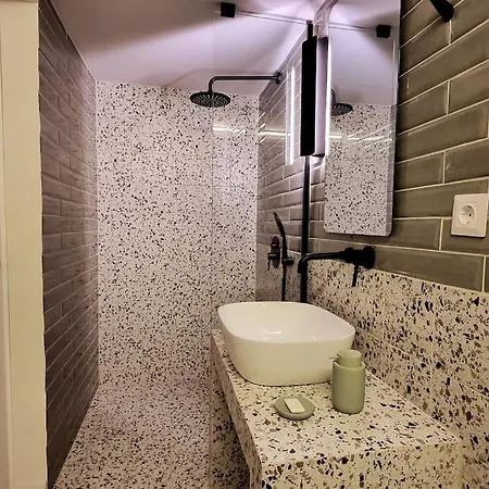 Apartamento μπροστά στη πλατεία ναυαρίνου/τσιμισκη