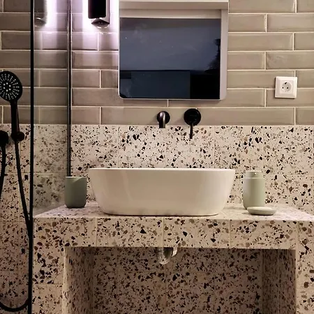 Apartamento μπροστά στη πλατεία ναυαρίνου/τσιμισκη *